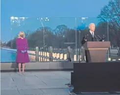  ??  ?? El presidente electo Joe Biden homenajeó a las víctimas del Covid-19 en una ceremonia delante del estanque de la explanada de Washington, frente al Lincoln Memorial.