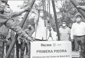  ??  ?? ▲ El gobernador de Oaxaca, Alejandro Murat, colocó ayer la primera piedra del centro de salud que se construirá en San Bartolo, agencia municipal de San Juan Bautista Tuxtepec. Foto La Jornada