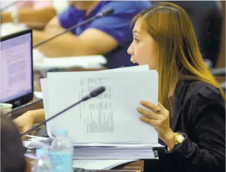  ?? (SUN.STAR FOTO/ARNI ACLAO) ?? AMENDMENT. Councilor Jocelyn Pesquera, budget and finance committee head, amends the proposed ordinance, particular­ly on the amount set aside for the quick respond fund.