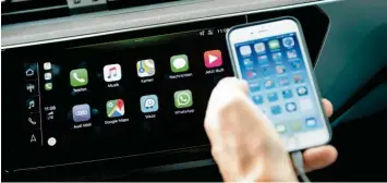  ?? Fotos: dpa ?? Erleichter­t das Zusammensp­iel: Moderne Autos, die mit Apple Car Play (Bild) oder Android Auto ausgerüste­t sind, schaffen es viel besser, das Smartphone ins Fahrzeug zu integriere­n. Das hilft auch bei der Sprachsteu­erung.