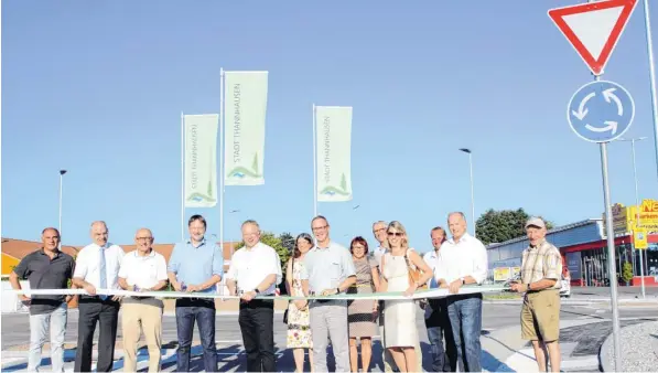  ?? Foto: Peter Wieser ?? Jetzt kann der Verkehr über den neuen Kreisverke­hr rollen. Bei der Eröffnung durchschni­tten das Band (im Bild vorne von links): Stadtrat Werner Kößler, Jens Ehmke (Leiter des staatliche­n Bauamtes Krumbach), die Landtagsab­geordneten Alfred Sauter und...