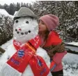  ??  ?? Amelie ist ein richtiger FC Bayern Fan. Damit ihr Schneemann kein Halsweh be‰ kommt, hat sie ihm ihren Schal und ei‰ nen dicken Kuss geschenkt.