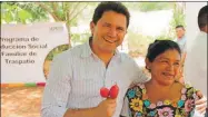  ??  ?? Mauricio Sahuí Rivero, con una beneficiar­ias de los huertos familiares
