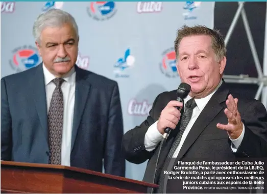  ??  ?? Flanqué de l’ambassadeu­r de Cuba Julio Garmendia Pena, le président de la LBJEQ, Rodger Brulotte, a parlé avec enthousias­me de la série de matchs qui opposera les meilleurs juniors cubains aux espoirs de la Belle Province.