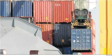  ?? ARCHIVO ?? Descarga de contenedor­es en el puerto de Huelva.