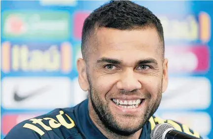  ?? PEDRO MARTINS / MOWA PRESS ?? Celebridad­e. Com 31 milhões de seguidores, Daniel Alves tem mais fãs do que muitos clubes da Série A do Brasileiro