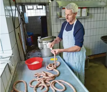  ?? Foto: Hans Bosch ?? Sieht in seiner eigenen Erfindung eine Möglichkei­t, trotz Lockdown wieder in seinem Beruf als Metzgermei­ster aktiv zu sein: Hans Drexel fertigt in Edenhausen seine hausgemach­te bayerische Bierwurz ganz allein in der Wurstküche.