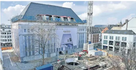  ?? FOTO: NOWROTH ?? Baustelle am Heinrich-Heine-Platz: Vor einem Jahr erfolgte der Spatenstic­h zum Umbau des Carsch-Hauses, seit Oktober herrscht Stillstand.