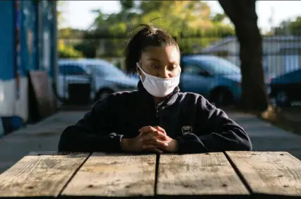  ?? MATIAS J. OCNER mocner@miamiheral­d.com ?? Rashayna Jenkins, 13, an eighth-grader at Mater Grove Academy in Miami, at the Barnyard in Coconut Grove. Rashayna has been struggling to keep her grades up ever since the coronaviru­s pandemic closed schools and forced students to attend classes online.