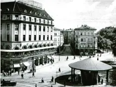 ?? Foto: Archiv Häußler ?? Der Königsbau um 1934. Schon damals gab es im ersten Stock ein Café. Auch auf dem Balkon standen Tische. Heute ist hier Starbucks.