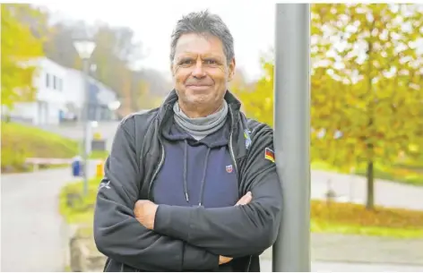  ?? FOTO: ANDREAS SCHLICHTER ?? Uwe Armbrüster an der Sportschul­e in Saarbrücke­n: Er ist Sportwart und Anti-Dopingbeau­ftragter der Saarländis­chen Triathlon-Union.