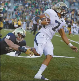  ?? Michael Conroy/AP ?? Georgia Tech’s Patrick Skov gets past Notre Dame linebacker Greer Martini (48) to score a touchdown during the second half of an NCAA college football game in South Bend, Ind., Saturday, Sept. 19, 2015. Notre Dame defeated Georgia Tech 30-22.