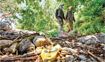  ??  ?? LUGAR. En la Barranca La Carnicería se localiza a 800 metros del basurero de Cocula, donde la administra­ción anterior sitió la “verdad histórica”.