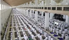  ?? AFP ?? Pilgrims on Monday offer noon prayer at the Namira Mosque, Arafat plains.