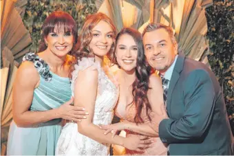  ??  ?? La cumpleañer­a con sus padres y su hermana María Fernanda.