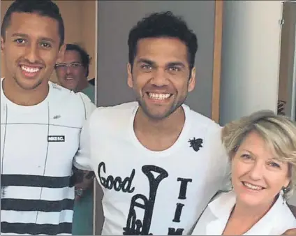  ?? FOTO: TWITTER ?? Dani Alves, junto a Marquinhos, durante la revisión médica Los dos defensas brasileños pasarán a ser compañeros en el Paris SG