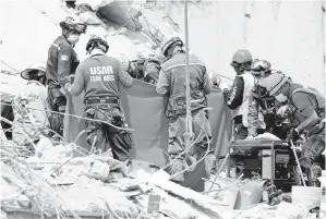  ??  ?? ANGGOTA penyelamat Israel dan Mexico mengeluark­an mayat mangsa dari runtuhan bangunan selepas gempa bumi melanda Kota Mexico di Mexico, kelmarin. — Gambar Reuters