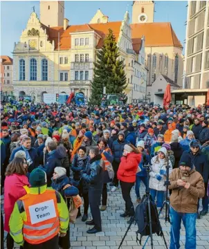  ?? ?? Etwa 500 Teilnehmer versammelt­en sich am Mittwoch auf dem Rathauspla­tz in Ingolstadt, um gegen die Agrarpolit­ik der Ampel zu demonstrie­ren.