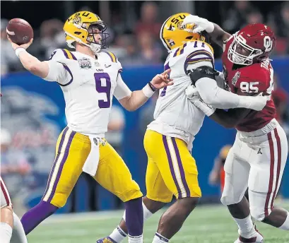  ?? JOHN BAZEMORE THE ASSOCIATED PRESS ?? LSU quarterbac­k Joe Burrow passed for 493 yards and accounted for eight touchdowns against Oklahoma on Saturday.