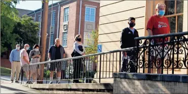  ?? Olivia Morley ?? While the wait time Wednesday was about 45 minutes to an hour, voters and poll watchers said the early voting process is going a lot more smoothly. This line of voters is in front of the Floyd County Administra­tion building on Fourth Avenue.