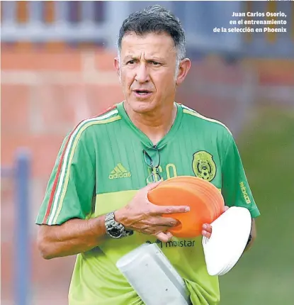  ??  ?? Juan Carlos Osorio, en el entrenamie­nto de la selección en Phoenix