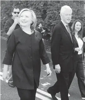  ?? SWAPNA VENUGOPAL/ASSOCIATED PRESS ?? Presidenti­al candidate Hillary Clinton walks in a Memorial Day parade with former President Bill Clinton.