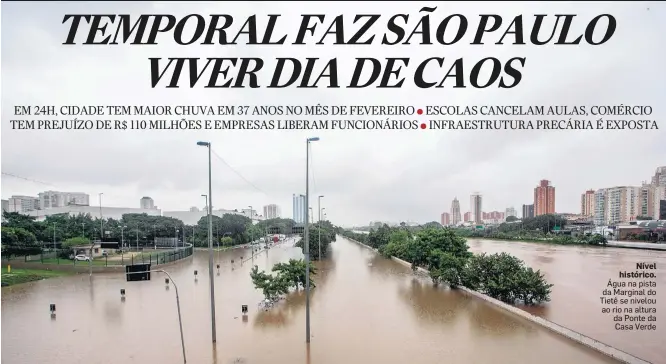  ?? WERTHER SANTANA/ESTADÃO ?? Nível histórico. Água na pista da Marginal do Tietê se nivelou ao rio na altura da Ponte da Casa Verde