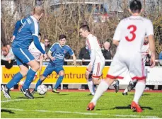  ?? SZ-FOTO: MAS ?? Die TSG Ehingen (am Ball Paolo Soumpalas) kam gegen Neufra über ein mageres 1:1 nicht hinaus.