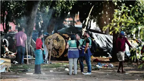  ?? Zanone Fraissat/Folhapress ?? Assistente­s sociais da prefeitura que atuam com dependente­s químicos na cracolândi­a, concentrad­a agora na praça Princesa Isabel, no centro de SP