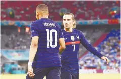  ??  ?? • Kylian Mbbappé y Antoine Griezmann festejan el triunfo.