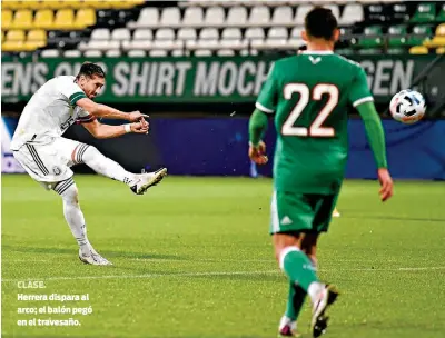  ??  ?? CLASE. Herrera dispara al arco; el balón pegó en el travesaño.