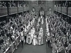  ?? ?? Elizabeta II. zapušča Westminstr­sko opatijo ob koncu slovesnost­i kronanja.