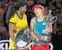  ??  ?? RISAS. Serena abrazó enseguida a Kerber y rieron con los trofeos.