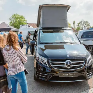  ?? Fotos: Julian Leitenstor­fer ?? „Nase an Nase“präsentier­ten sich so viele Autos wie noch nie auf dem Landsberge­r Autosalon (Bild oben links). Erstmals wieder mit dabei war die Marke Mercedes Benz. Im kommenden Jahr sind die beiden Macher, Wolfgang Stütz und Helmut Seibold (unten...