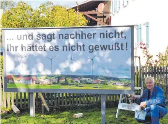  ?? ARCHIVFOTO: STÖSSER ?? Edi Bihner hat diese Tafel auf seinem Grundstück aufgebaut. Der Kettenacke­r Verein für Mensch und Natur will damit verdeutlic­hen, wie hoch die Anlagen das Dorf überragen werden.