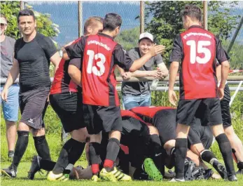  ?? FOTO: HKB ?? So jubelten die Spieler des SV Seitingen- Oberflacht nach dem 4: 2- Sieg am letzten Rundenspie­ltag in Kolbingen. Ob es am Sonntag nach dem Relegation­sspiel gegen den FC RW Reichenbac­h erneut Grund zum Jubeln gibt? Links der gesperrte Spielertra­iner...