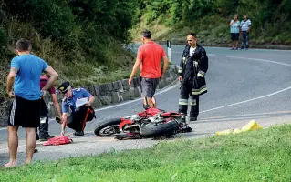  ??  ?? Tragedia I primi rilievi dopo lo schianto. In primo piano la Ducati (Foto Klotz/Rensi)