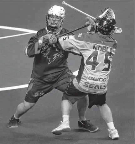  ?? RYAN TAPLIN • THE CHRONICLE HERALD ?? Halifax Thunderbir­ds defenceman Graeme Hossack battles with San Diego Seals forward Jeremy Noble during a 2019-20 NLL game at the Scotiabank Centre.