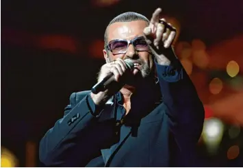  ?? Foto: Stephane Reix, dpa ?? Am ersten Weihnachts­feiertag ist George Michael gestorben. Sein Manager sagt, er sei friedlich zu Hause eingeschla­fen. Tausende Fans trauern um den Popsänger.