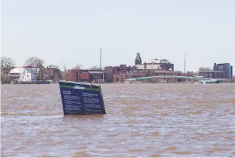  ??  ?? Le fleuve Saint-Jean était 1,14 mètre au-dessus du seuil d’inondation à Fredericto­n, 2,3 mètres à Jemseg et 1,44 mètre dans la région de Saint-Jean et Quispamsis. - La Presse canadienne: James Wes