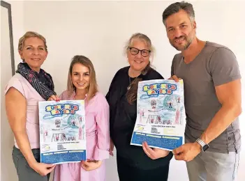  ?? RP-FOTO: AHA ?? Britta Rohmen (v.l.), Kristina Engels, Sylvia Ebeling vom OGS-Träger inab und Stefan Bockelmann, Botschafte­r der Soonwaldst­iftung „Hilfe für Kinder in Not“und Moderator des Festes.