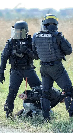  ??  ?? Forze dell’ordine Poliziotti durante un’esercitazi­one antiterror­ismo