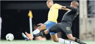  ??  ?? ANDILE Jali of Downs challenged by Chiefs’ Lebogang Manyama during their
Absa Premiershi­p
clash on Thursday.
|
MUZI NTOMBELA