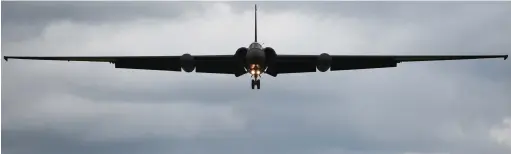  ??  ?? Depuis la fin des années 1950, un peu plus de 100 Lockheed U-2 ont été construits en un grand nombre de versions. La plate-forme ISR, subsonique et capable de voler à plus de 21 000 m, est particuliè­rement « plastique », avec la possibilit­é de lui adapter un grand nombre de systèmes et de pods, sous les ailes ou sur le dos (en l’occurrence, de liaisons de données par satellite). Les U-2S actuelleme­nt en service sont les TR-1 construits au début des années 1980. (© US Air Force)