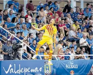  ?? // VIÑA ALBALI VALDEPEÑAS ?? Pito celebró de esta manera tan efusiva el único tanto del partido que logró a los cuatro minutos y medio de partido al adelantars­e a la zaga local y a un sensaciona­l Edu