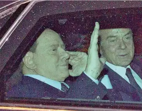  ??  ?? Insieme
Il leader di Forza Italia, Silvio Berlusconi, 81 anni, con Gianni Letta, 82 anni, da sempre suo fidato consiglier­e, con ruoli prima nel gruppo Fininvest e poi in politica: sia nella fondazione di Forza Italia che a Palazzo Chigi come...