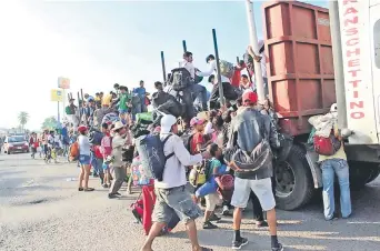  ??  ?? En territorio veracruzan­o, los migrantes subieron a cientos de tráileres para seguir su éxodo hacia Estados Unidos.