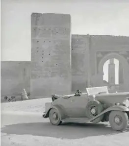  ??  ?? A Meknès, au Maroc, en 1950
A droite, des soldats français après le soulèvemen­t du peuple marocain contre la présence française, le 26 juillet 1955 à Meknès