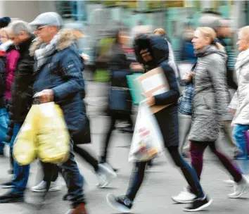  ?? Foto: Silvio Wyszengrad (Archiv) ?? Die Zahl der Einwohner in Augsburg ist im vergangene­n Jahr geschrumpf­t, wenn auch nur leicht.