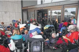  ?? Mark Wilson / Getty Images ?? A group of protesters voicing opposition Tuesday to the Graham-Cassidy health care bill block the entrance to the Health and Human Services headquarte­rs located in the Hubert H. Humphrey Building n Washington, D.C.